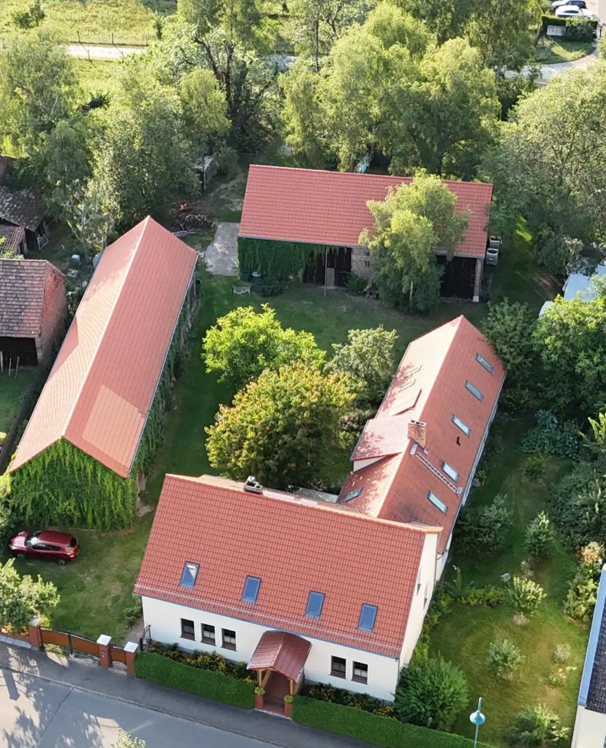 Luftbild des Vierseitenhofs mit dem Ferienhaus – Ferienhaus Pathe im Unterspreewald