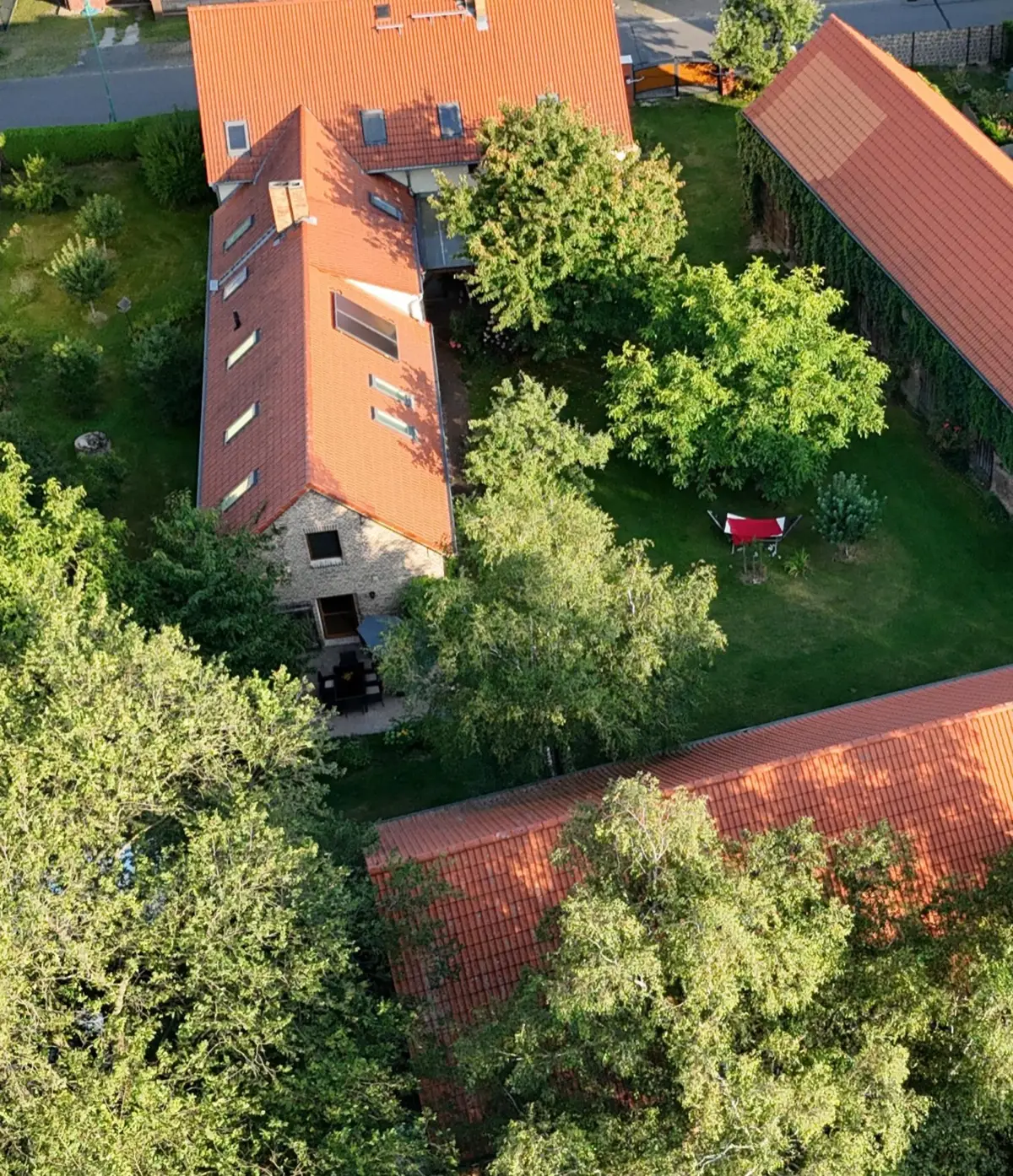 Luftbild des Ferienhauses mit Garten und Nebengebäuden – Ferienhaus Pathe im Unterspreewald